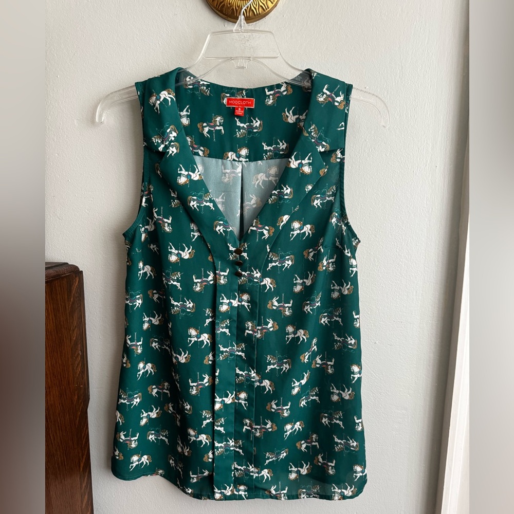 🎠 Modcloth green carousel merry-go-round top horses print sleeveless blouse S